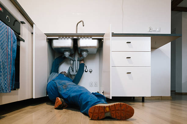 Professional Emergency Plumber technician working in Hillsboro, TX
